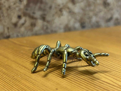 Metal myre figur med detaljeret udformning, ideel som boligdekoration og hobbyinsekt.