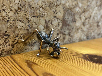 Dekorativ myre figur i metal, ideel til hobby, boligindretning eller som unik gave.