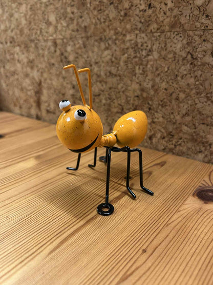 Orange metal myre figur, perfekt som sjov dekoration til bolig og have.