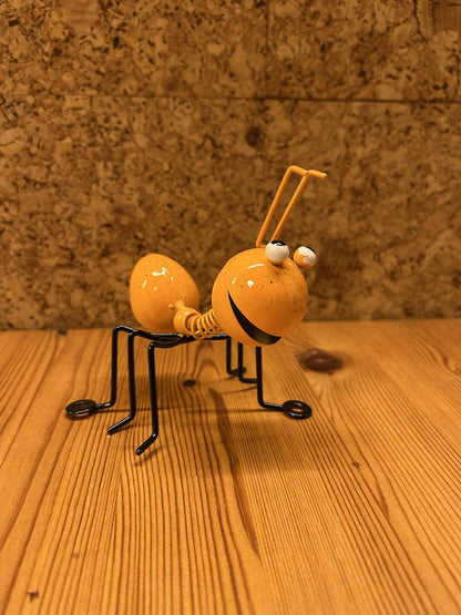 Farverig orange myre figur i metal, ideel som gave og sjov boligindretning.