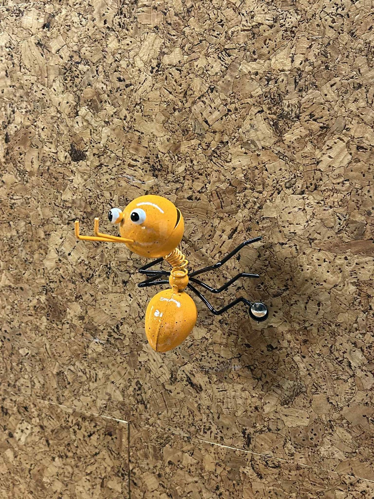 Sjov orange myre figur i metal med store øjne, unik pynt til hjemmet.