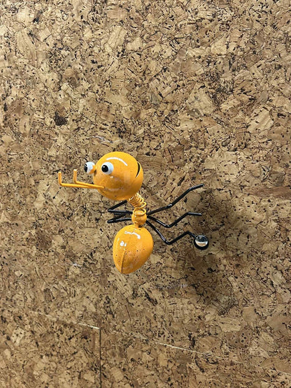 Sjov orange myre figur i metal med store øjne, unik pynt til hjemmet.