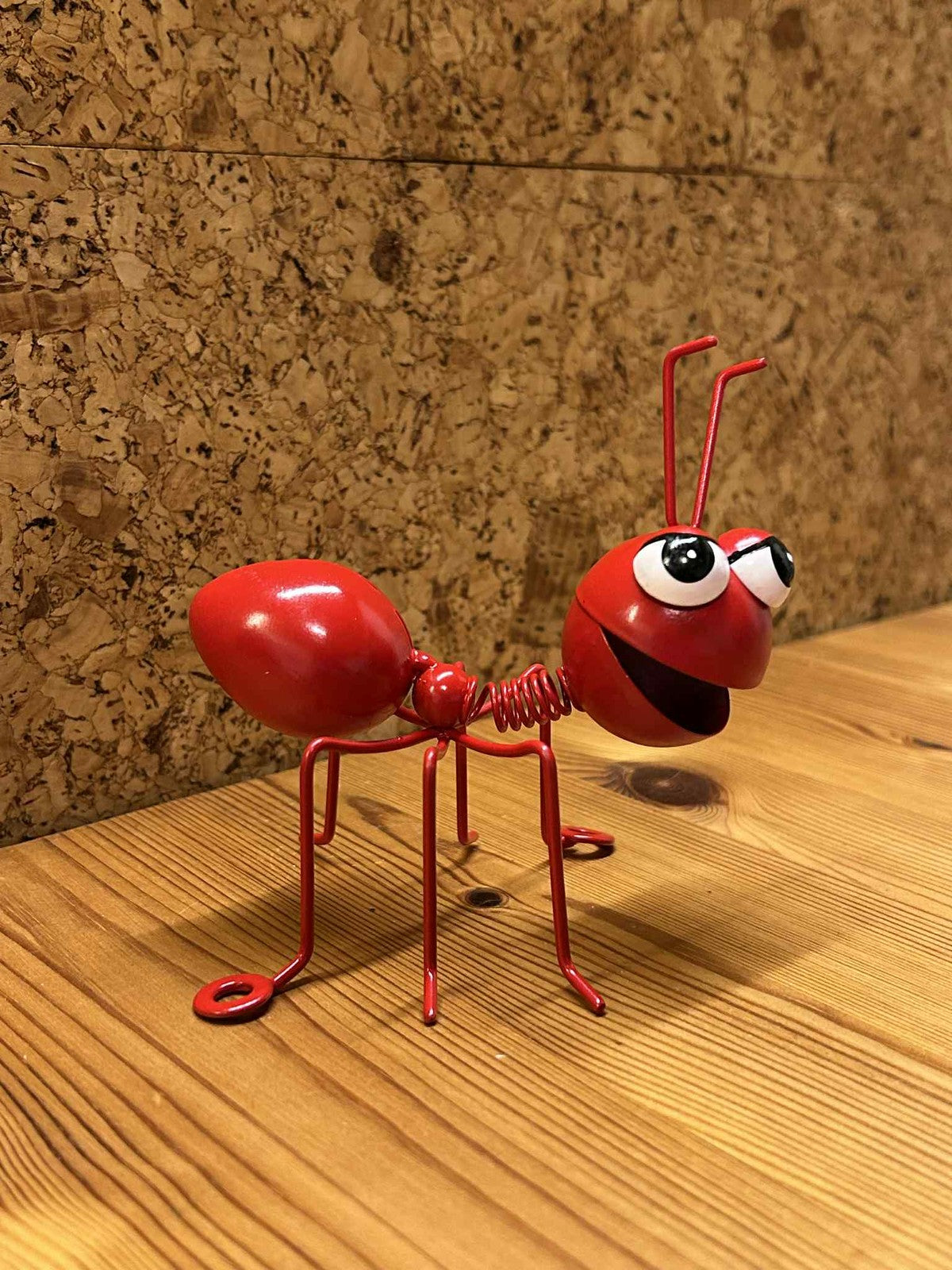 Sjov rød metal myre figur til hylde eller bordpynt, dekorativ og farverig.