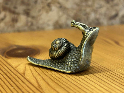 Metal snegl figur i dekorativt design, perfekt som boligpynt, havedekoration eller gaveidé.