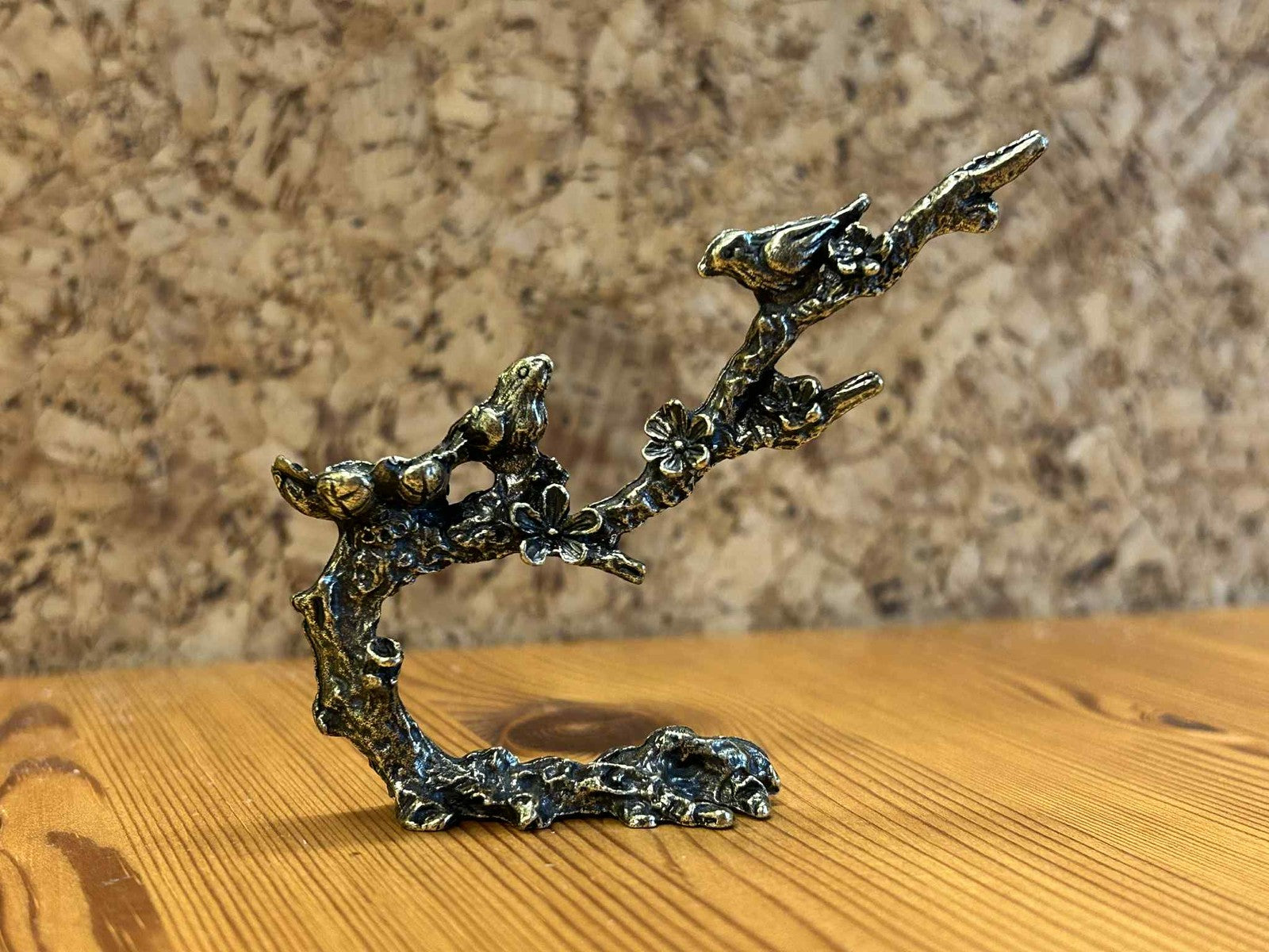 Træfigur med fugle i smukt design, symbol på natur og balance, perfekt som boligdekoration.