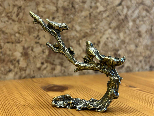 Dekorativ træfigur med små fugle på grenene, naturinspireret boligpynt i elegant design.
